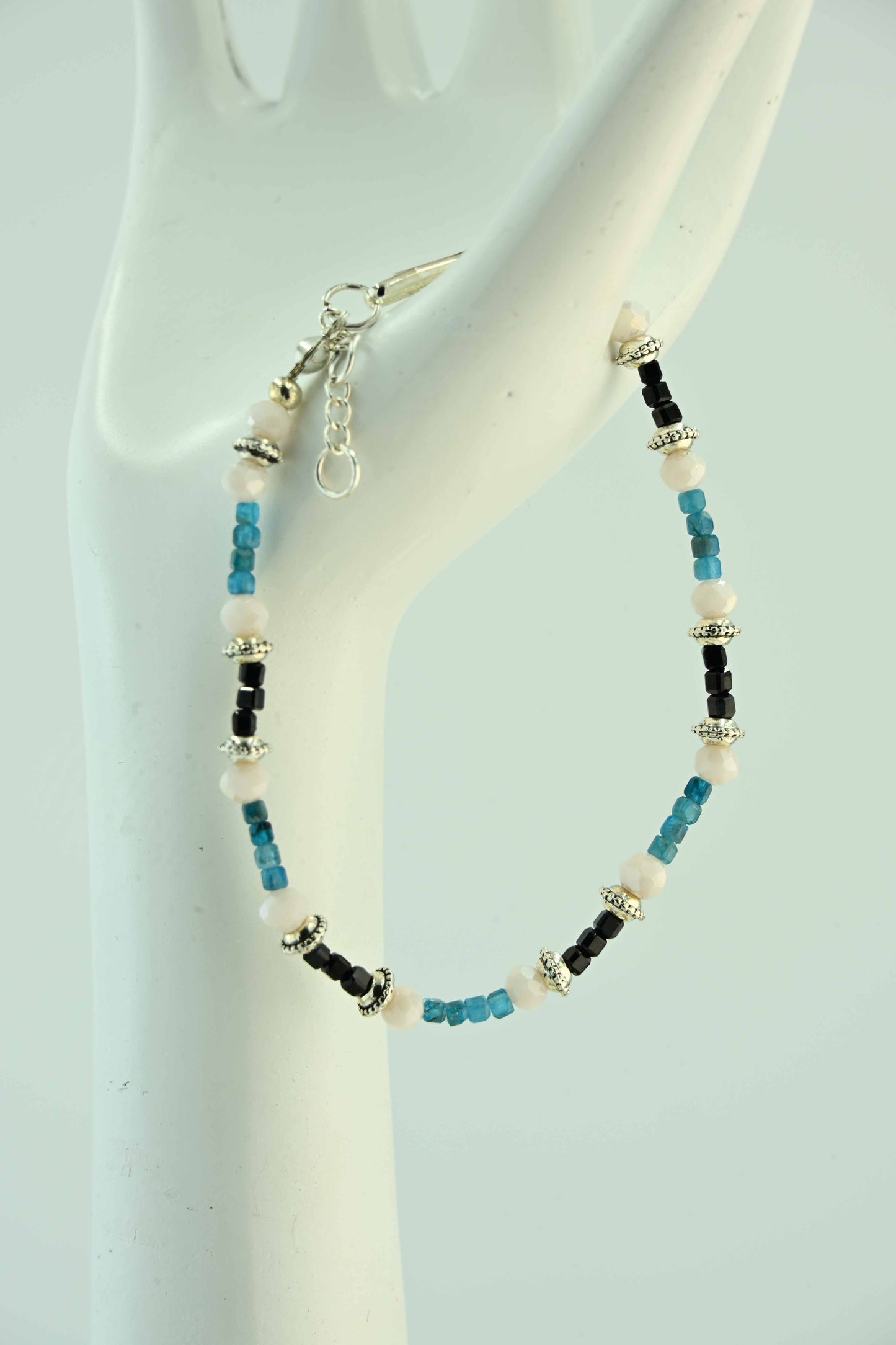 Bransoletka z apatytu i spinelu – ręcznie robiona biżuteria handmade – bellamaga