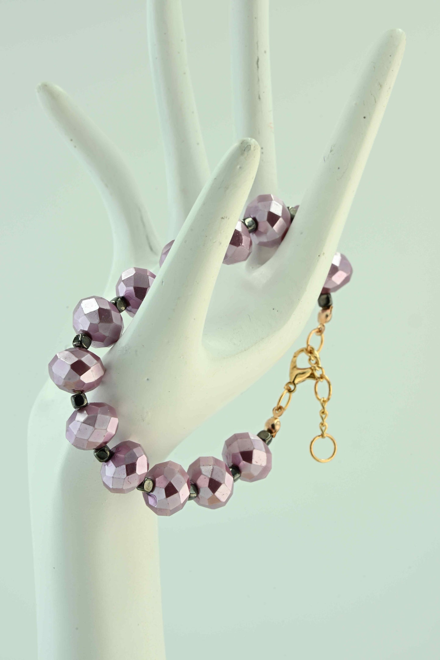 Bransoletka lawendowa z fasetowanych koralików – złote wykończenie