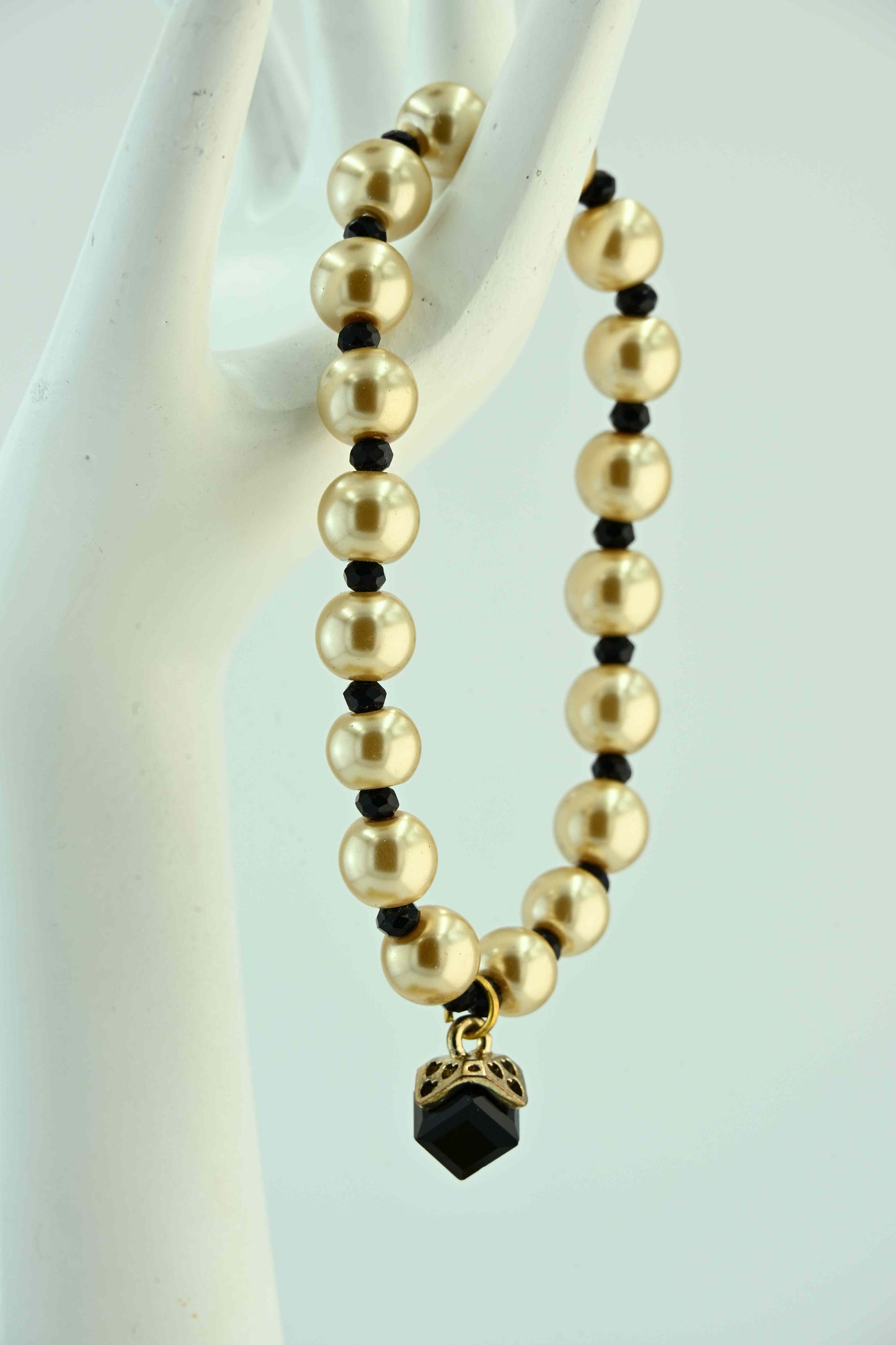 Bransoletka złota z czarnymi akcentami i kryształkiem – elegancka na gumce