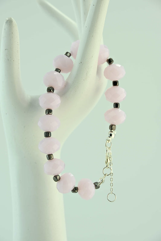 Bransoletka z dużych, różowych koralików fasetowanych z ciemnymi przekładkami – bellamaga handmade