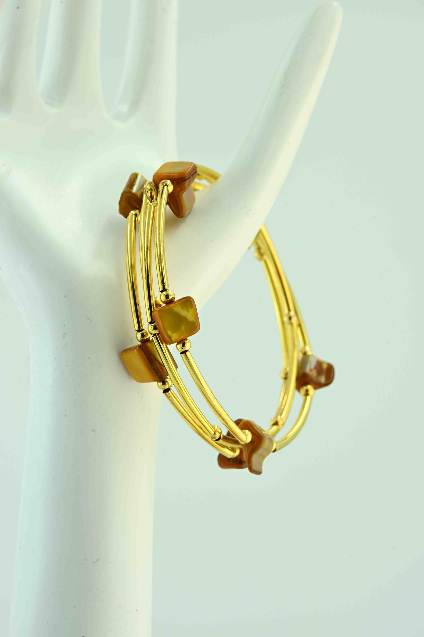 Bransoletka w złotym kolorze z brązowymi muszelkami – ręcznie robiona biżuteria handmade – bellamaga