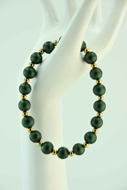 Bransoletka z koralikami w butelkowej zieleni i złotymi przekładkami – ręcznie robiona biżuteria handmade – bellamaga
KM