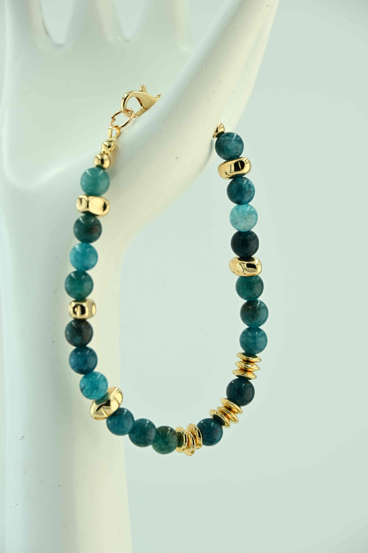 Bransoletka z dużych kamieni apatytu i złotych przekładek – ręcznie robiona biżuteria handmade – bellamaga