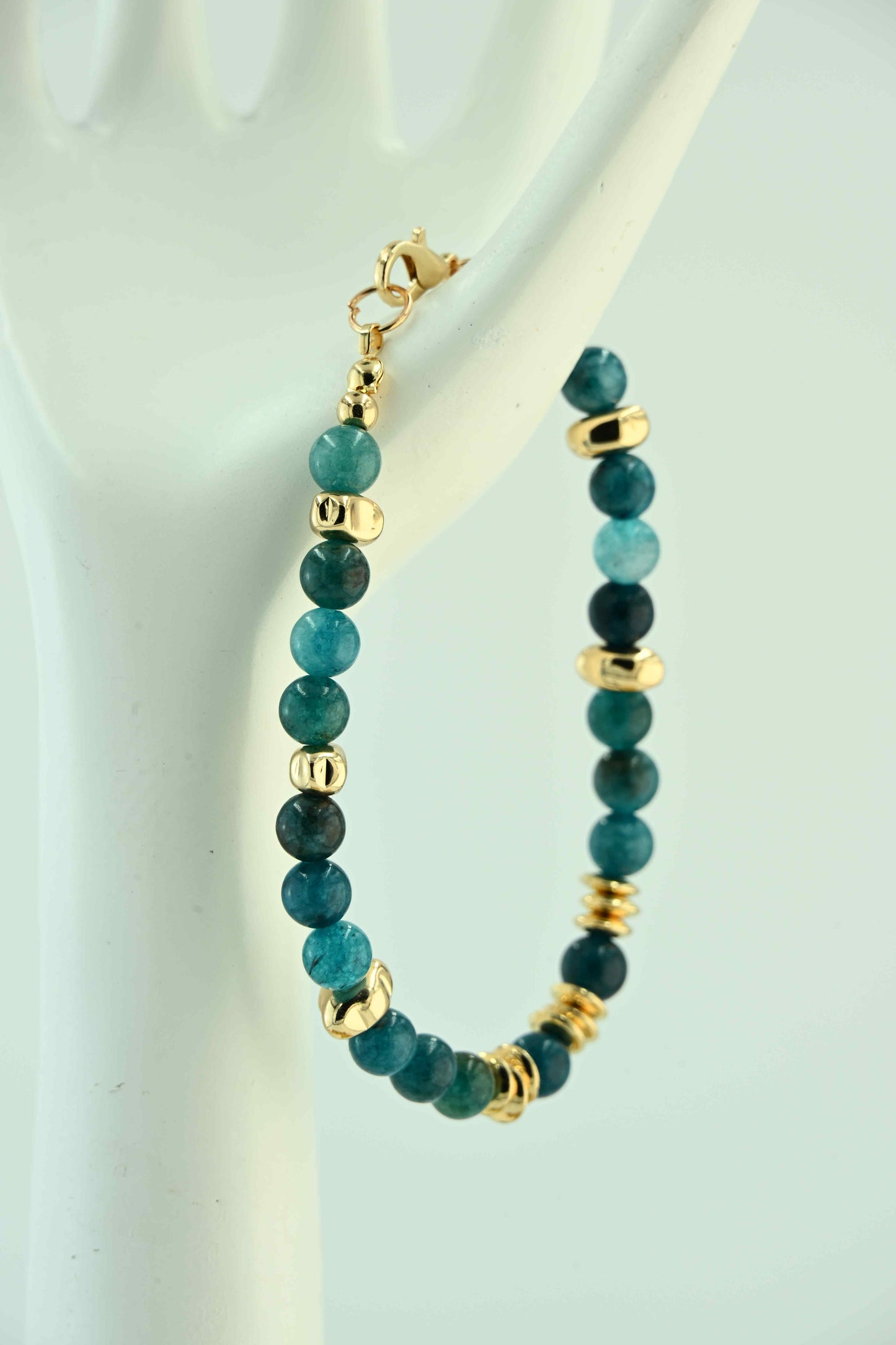 Bransoletka z dużych kamieni apatytu i złotych przekładek – ręcznie robiona biżuteria handmade – bellamaga