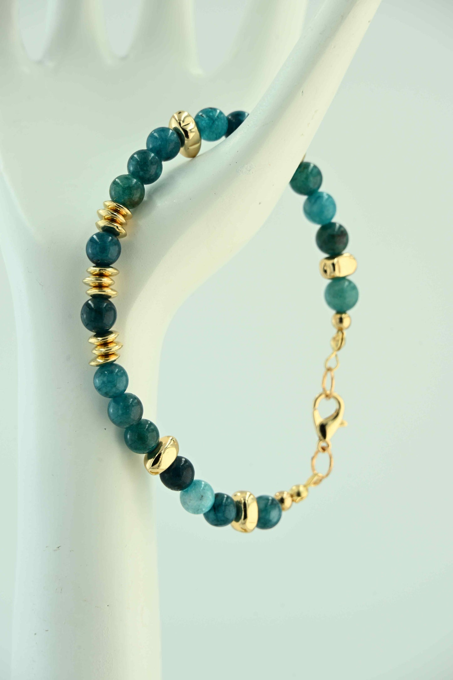 Bransoletka z dużych kamieni apatytu i złotych przekładek – ręcznie robiona biżuteria handmade – bellamaga