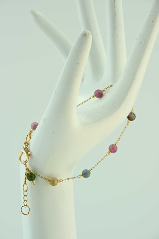 Delikatna złota bransoletka z kolorowymi kamieniami naturalnymi – ręcznie robiona biżuteria handmade – bellamaga