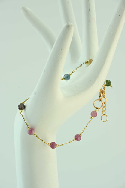 Delikatna złota bransoletka z kolorowymi kamieniami naturalnymi – ręcznie robiona biżuteria handmade – bellamaga