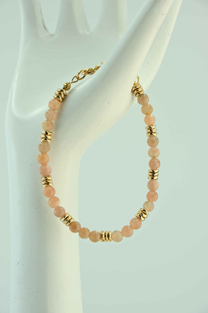 Bransoletka z kamieniem słonecznym i złotymi przekładkami – ręcznie robiona biżuteria handmade – bellamaga