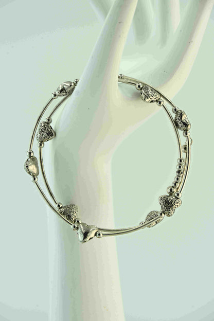 Bransoletka w srebrnym kolorze z przekładkami w kształcie serc – ręcznie robiona biżuteria handmade – bellamaga