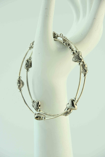 Bransoletka w srebrnym kolorze z przekładkami w kształcie serc – ręcznie robiona biżuteria handmade – bellamaga