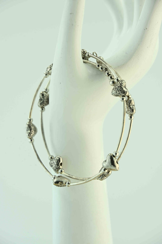 Bransoletka w srebrnym kolorze z przekładkami w kształcie serc – ręcznie robiona biżuteria handmade – bellamaga