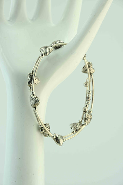 Bransoletka w srebrnym kolorze z przekładkami w kształcie serc – ręcznie robiona biżuteria handmade – bellamaga