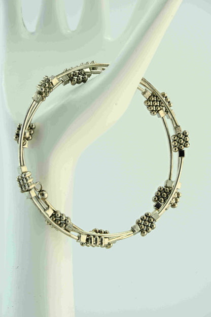 Bransoletka w srebrnym kolorze z kwadratowymi przekładkami – ręcznie robiona biżuteria handmade – bellamaga