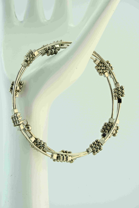 Bransoletka w srebrnym kolorze z kwadratowymi przekładkami – ręcznie robiona biżuteria handmade – bellamaga