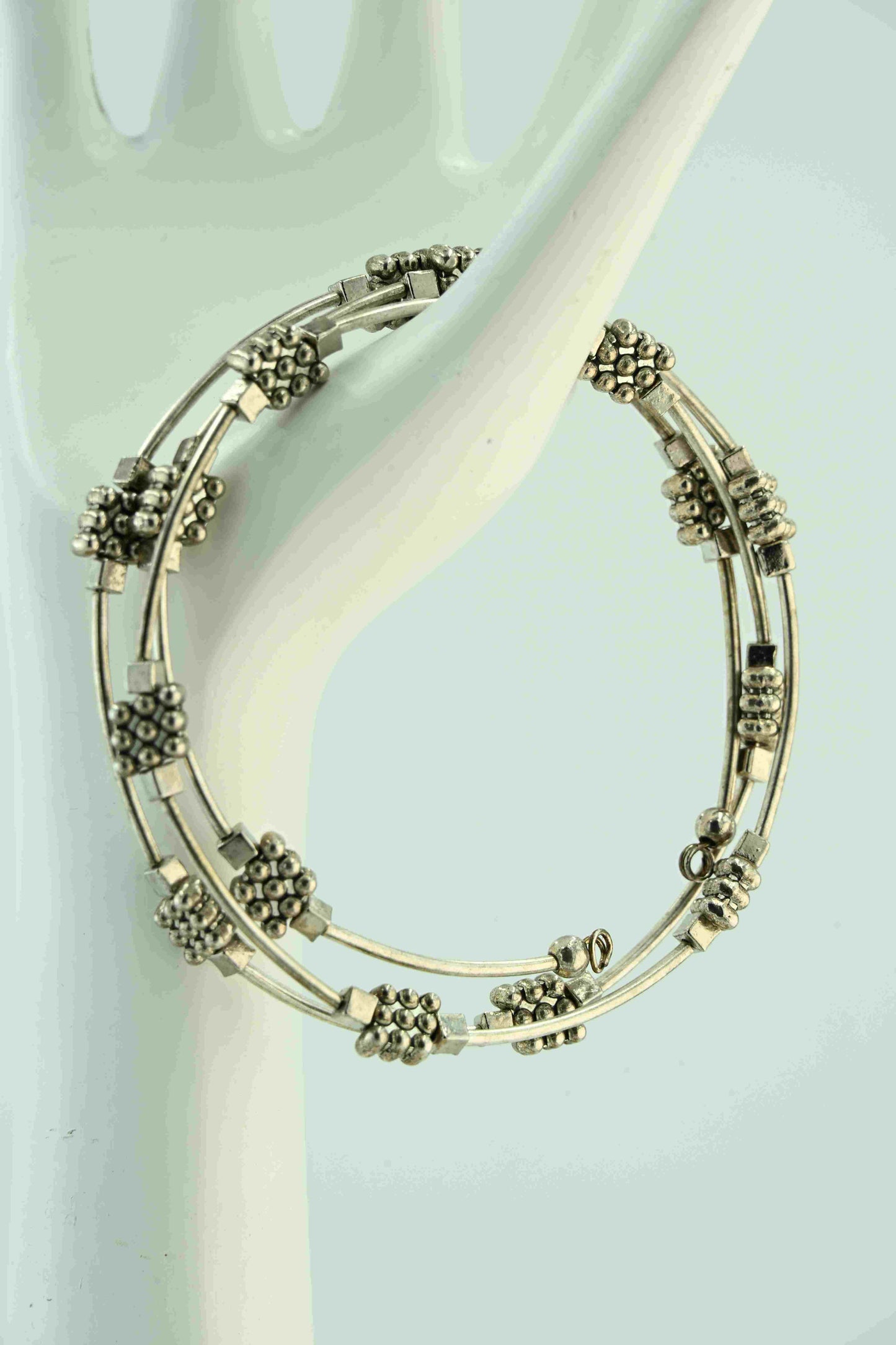 Bransoletka w srebrnym kolorze z kwadratowymi przekładkami – ręcznie robiona biżuteria handmade – bellamaga