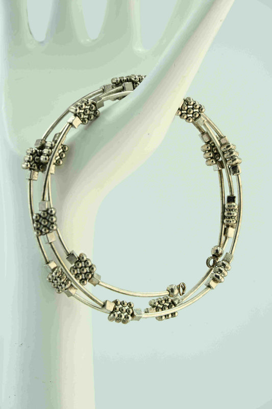 Bransoletka w srebrnym kolorze z kwadratowymi przekładkami – ręcznie robiona biżuteria handmade – bellamaga