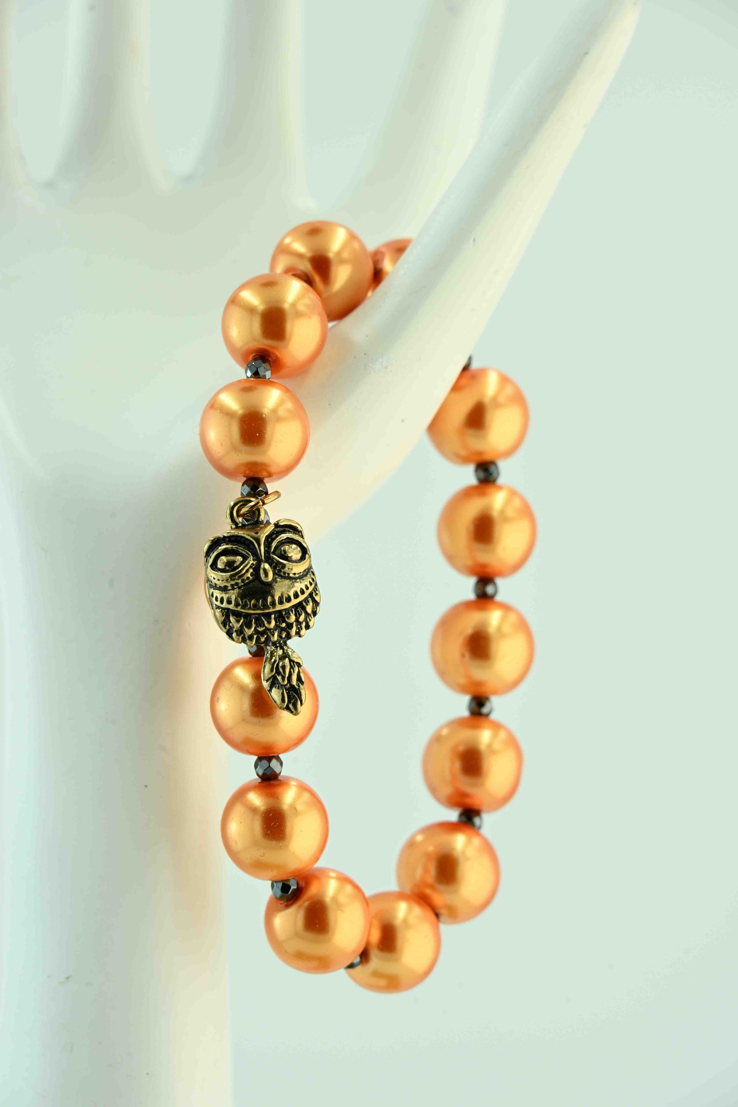 Bransoletka z dużych miedziano-pomarańczowych koralików z zawieszką sową – bellamaga handmade