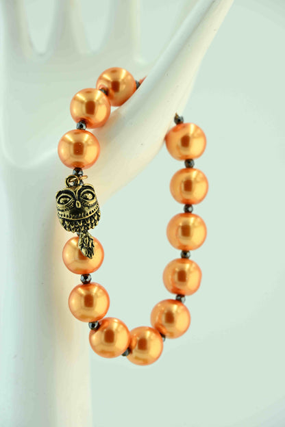 Bransoletka z dużych miedziano-pomarańczowych koralików z zawieszką sową – bellamaga handmade