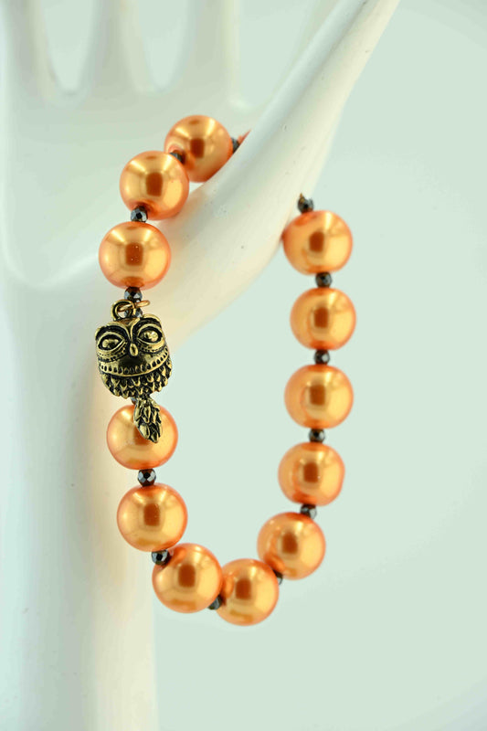 Bransoletka z dużych miedziano-pomarańczowych koralików z zawieszką sową – bellamaga handmade