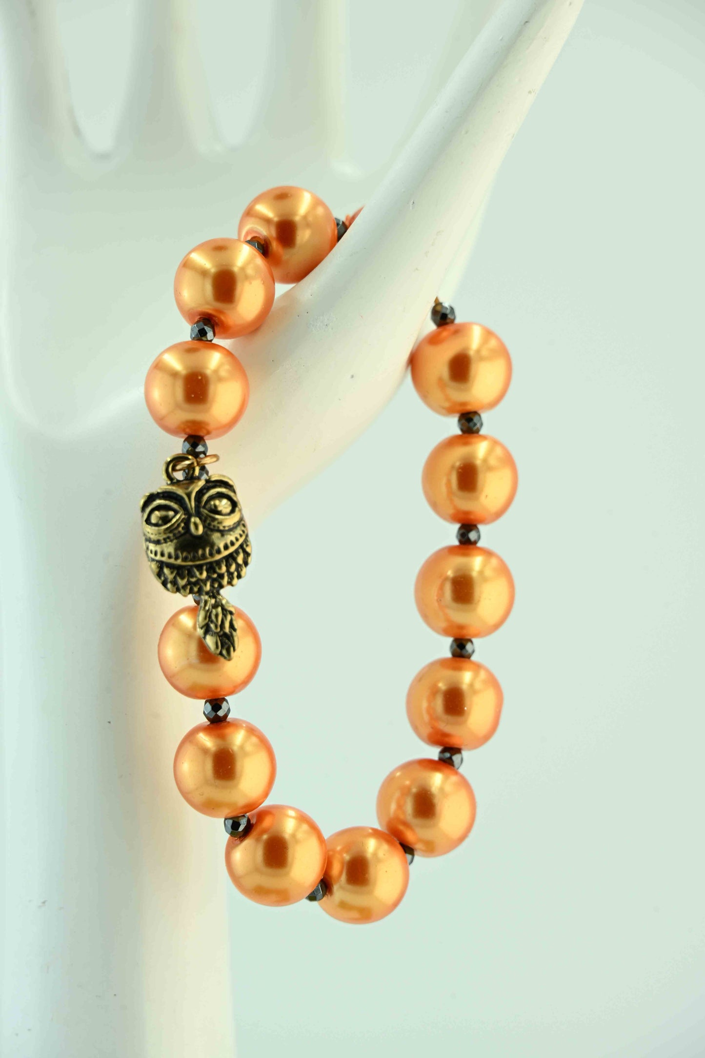 Bransoletka z dużych miedziano-pomarańczowych koralików z zawieszką sową – bellamaga handmade