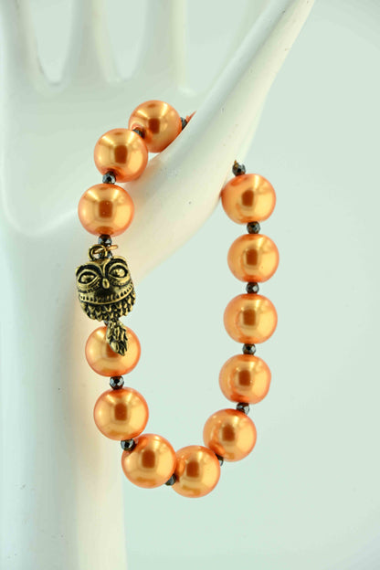 Bransoletka z dużych miedziano-pomarańczowych koralików z zawieszką sową – bellamaga handmade