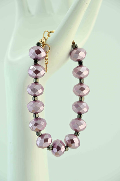 Bransoletka lawendowa z fasetowanych koralików – złote wykończenie