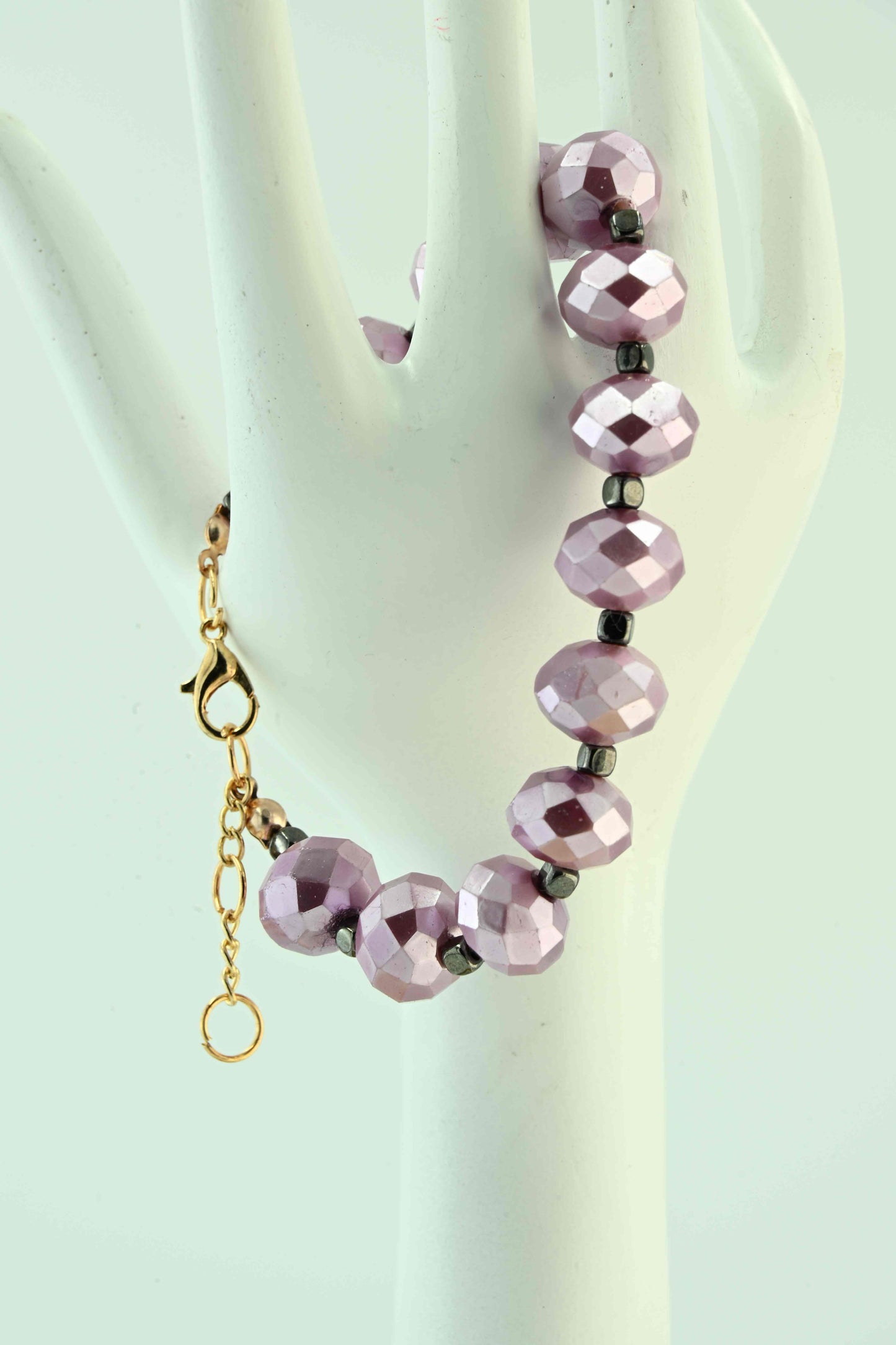 Bransoletka lawendowa z fasetowanych koralików – złote wykończenie