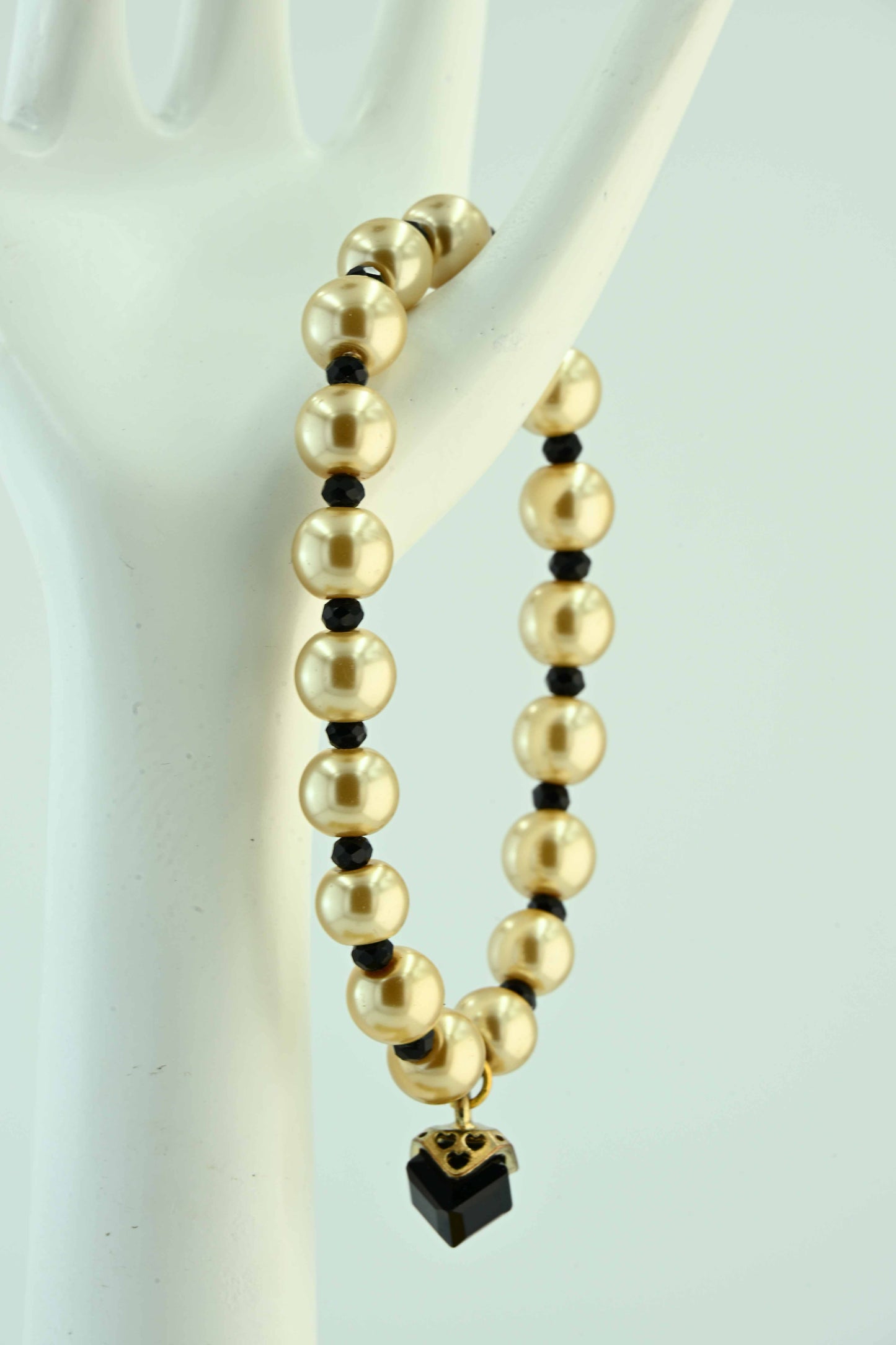 Bransoletka złota z czarnymi akcentami i kryształkiem – elegancka na gumce