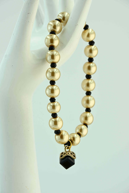 Bransoletka złota z czarnymi akcentami i kryształkiem – elegancka na gumce