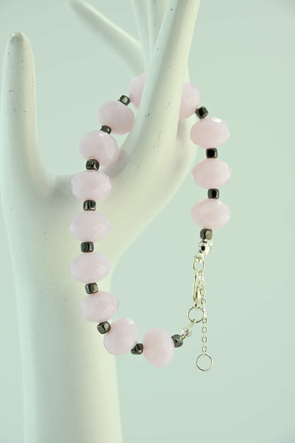 Bransoletka z dużych, różowych koralików fasetowanych z ciemnymi przekładkami – bellamaga handmade