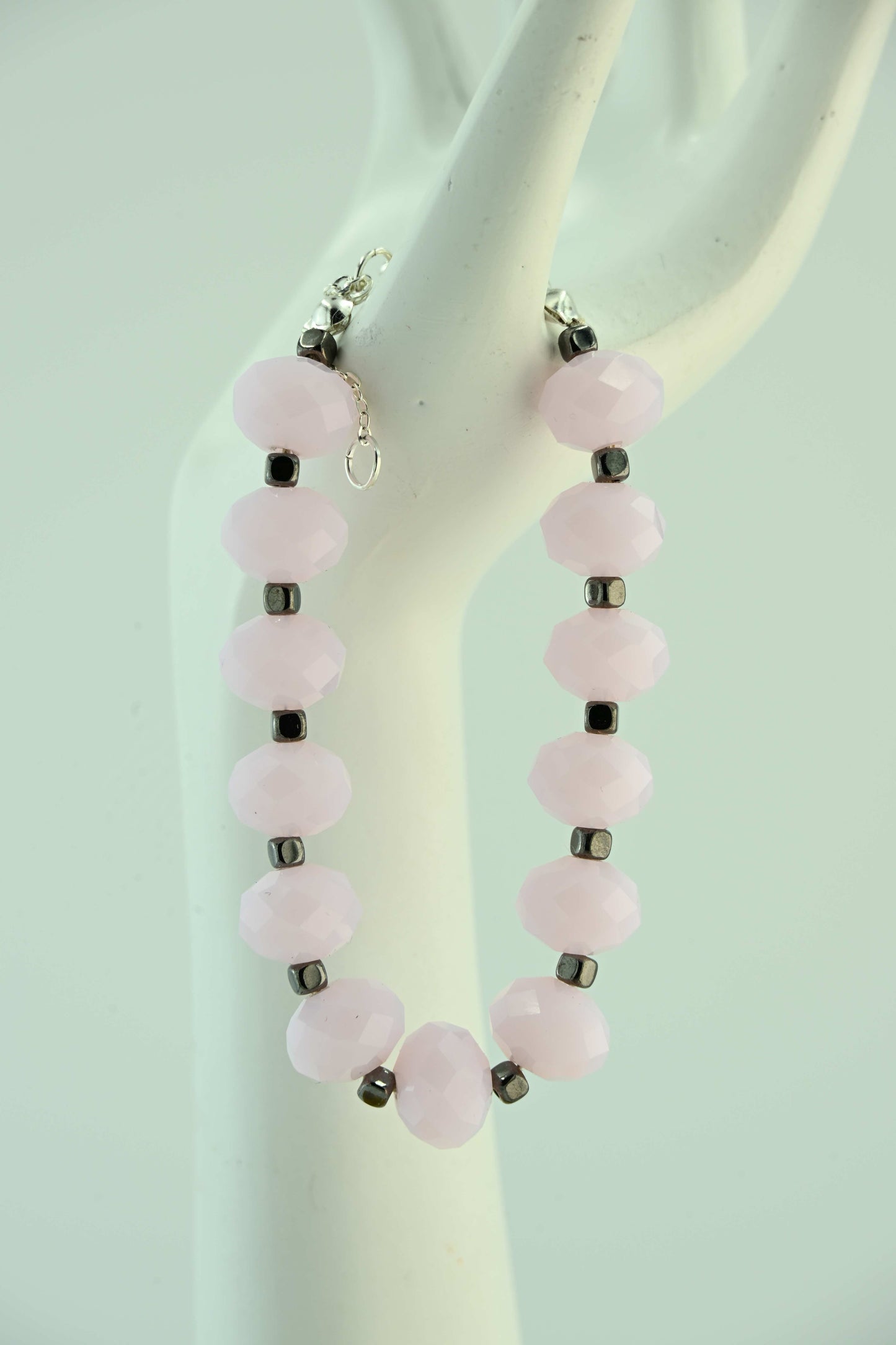 Bransoletka z dużych, różowych koralików fasetowanych z ciemnymi przekładkami – bellamaga handmade