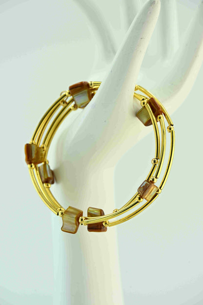 Bransoletka w złotym kolorze z brązowymi muszelkami – ręcznie robiona biżuteria handmade – bellamaga