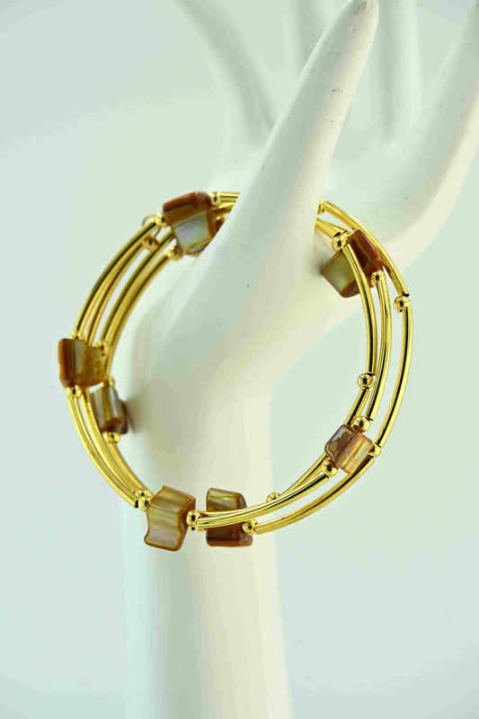 Bransoletka w złotym kolorze z brązowymi muszelkami – ręcznie robiona biżuteria handmade – bellamaga