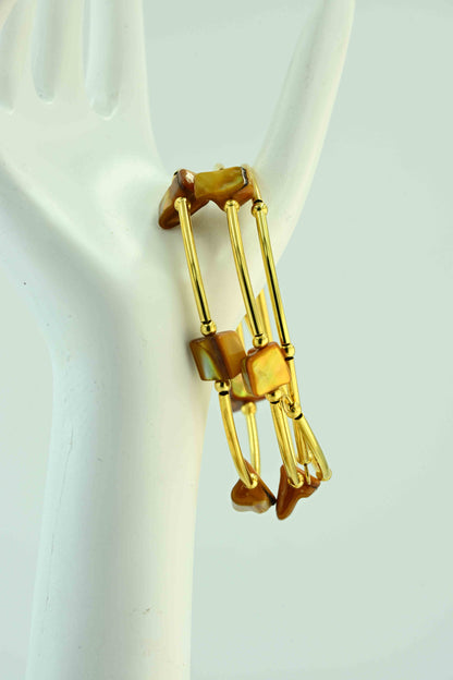 Bransoletka w złotym kolorze z brązowymi muszelkami – ręcznie robiona biżuteria handmade – bellamaga