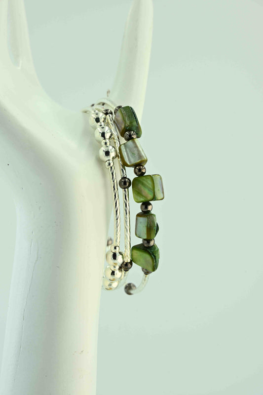 Bransoletka z zielonych muszelek i srebrnych akcentów – ręcznie robiona biżuteria handmade – bellamaga