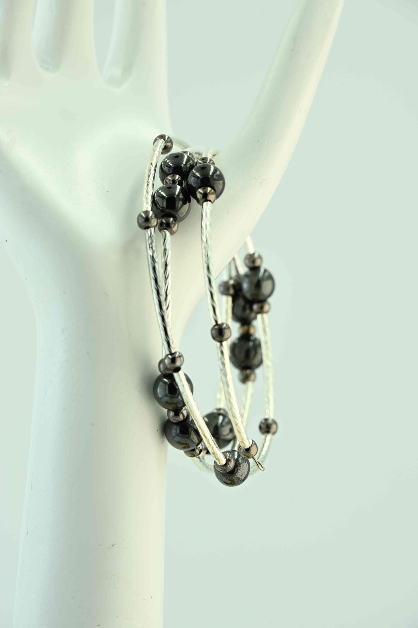 Bransoletka na drucie pamięciowym z czarnymi koralikami – minimalistyczna i elegancka