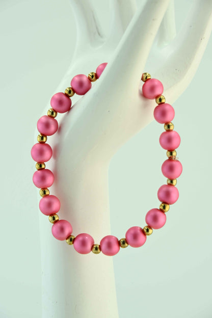 Bransoletka z koralikami w matowym różu i złotymi przekładkami – ręcznie robiona biżuteria handmade – bellamaga