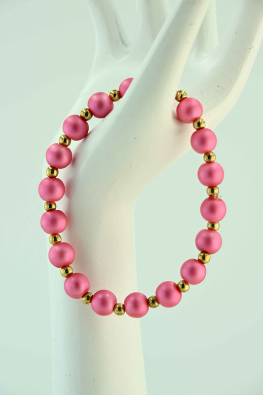 Bransoletka z koralikami w matowym różu i złotymi przekładkami – ręcznie robiona biżuteria handmade – bellamaga
