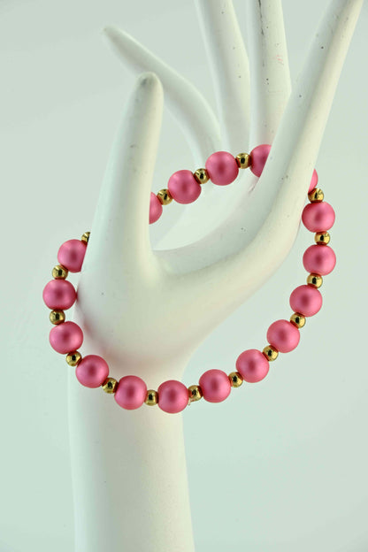 Bransoletka z koralikami w matowym różu i złotymi przekładkami – ręcznie robiona biżuteria handmade – bellamaga