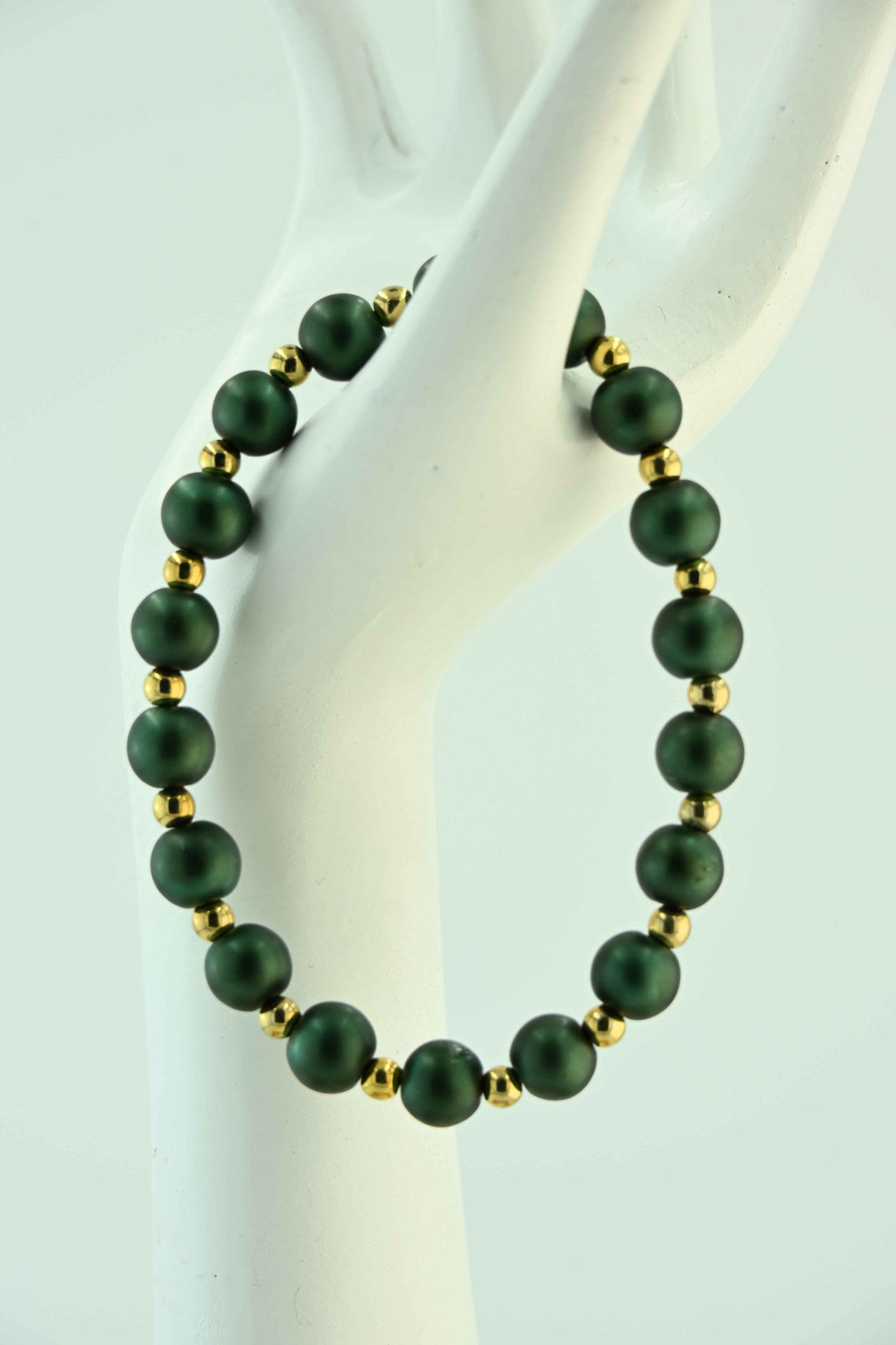 Bransoletka z koralikami w butelkowej zieleni i złotymi przekładkami – ręcznie robiona biżuteria handmade – bellamaga
KM