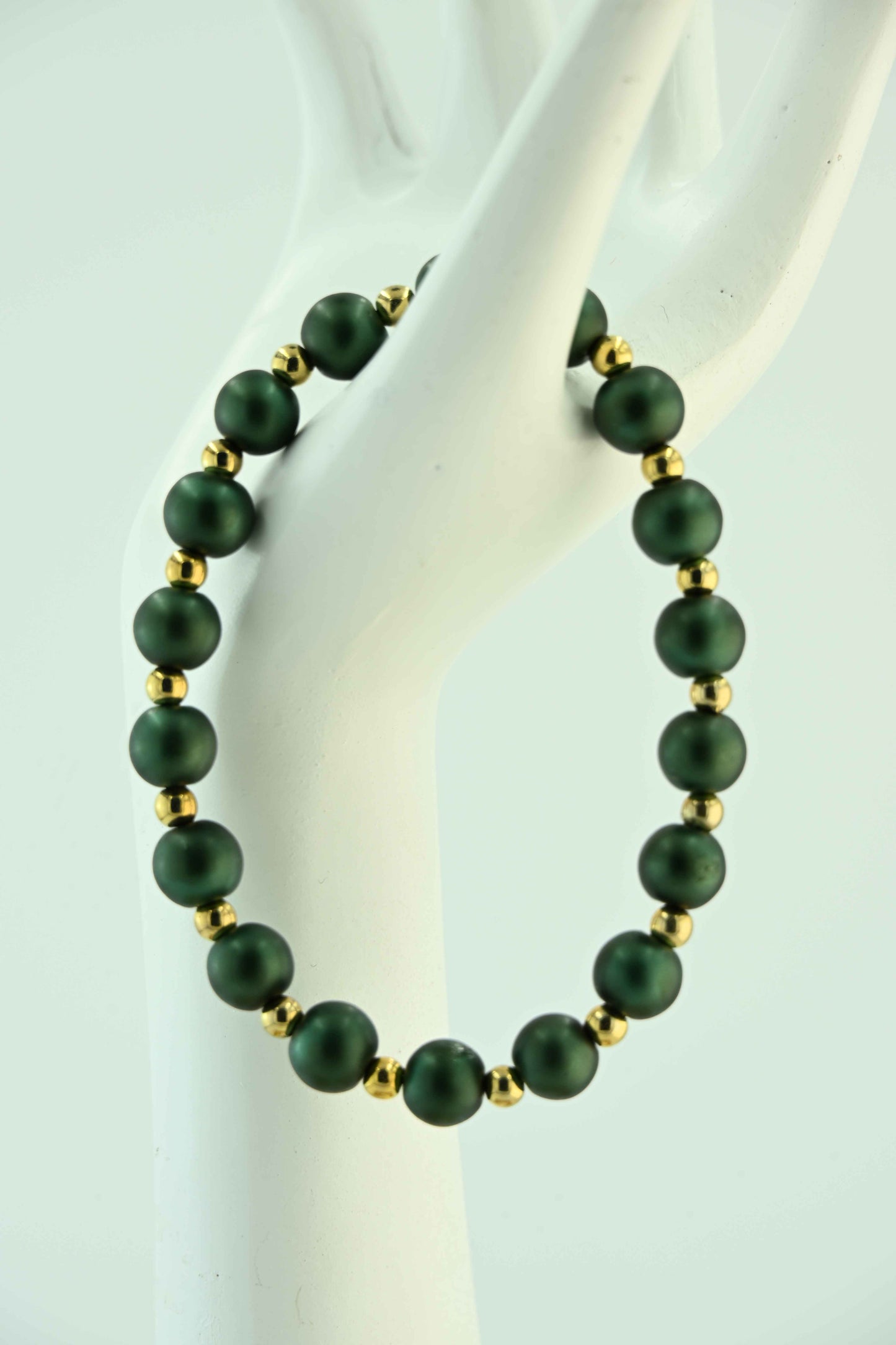 Bransoletka z koralikami w butelkowej zieleni i złotymi przekładkami – ręcznie robiona biżuteria handmade – bellamaga
KM