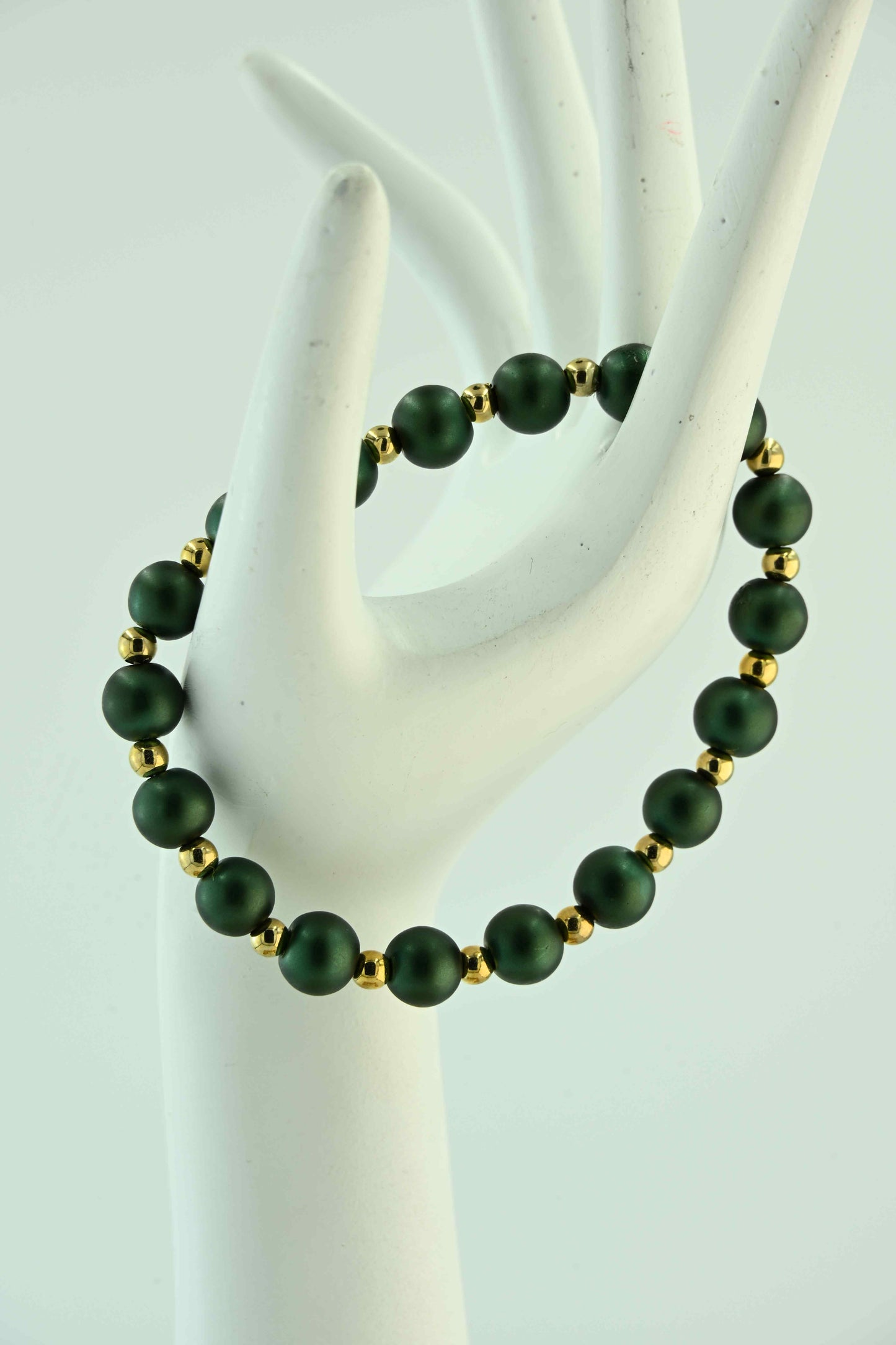 Bransoletka z koralikami w butelkowej zieleni i złotymi przekładkami – ręcznie robiona biżuteria handmade – bellamaga
KM