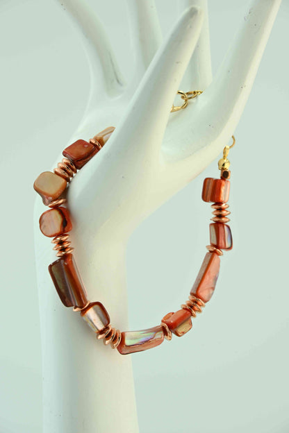 Bransoletka z naturalnych muszelek i miedzianych przekładek – ręcznie robiona biżuteria handmade – bellamaga