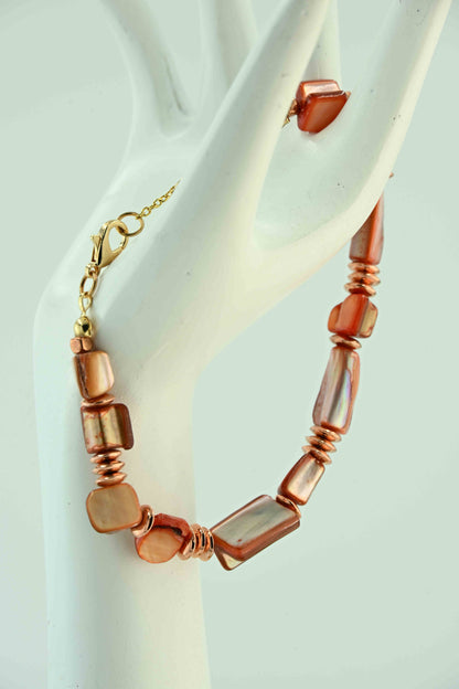 Bransoletka z naturalnych muszelek i miedzianych przekładek – ręcznie robiona biżuteria handmade – bellamaga