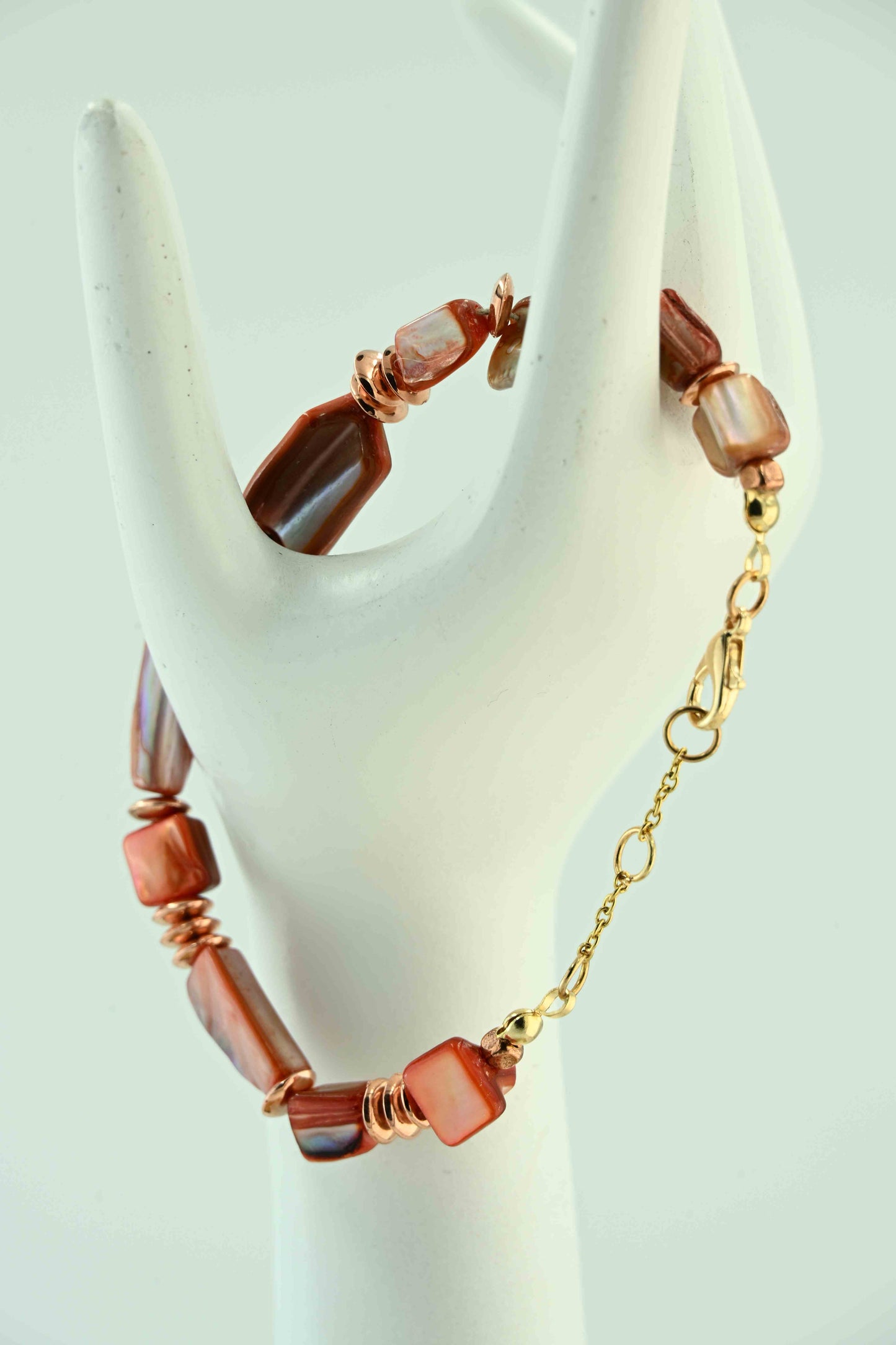 Bransoletka z naturalnych muszelek i miedzianych przekładek – ręcznie robiona biżuteria handmade – bellamaga