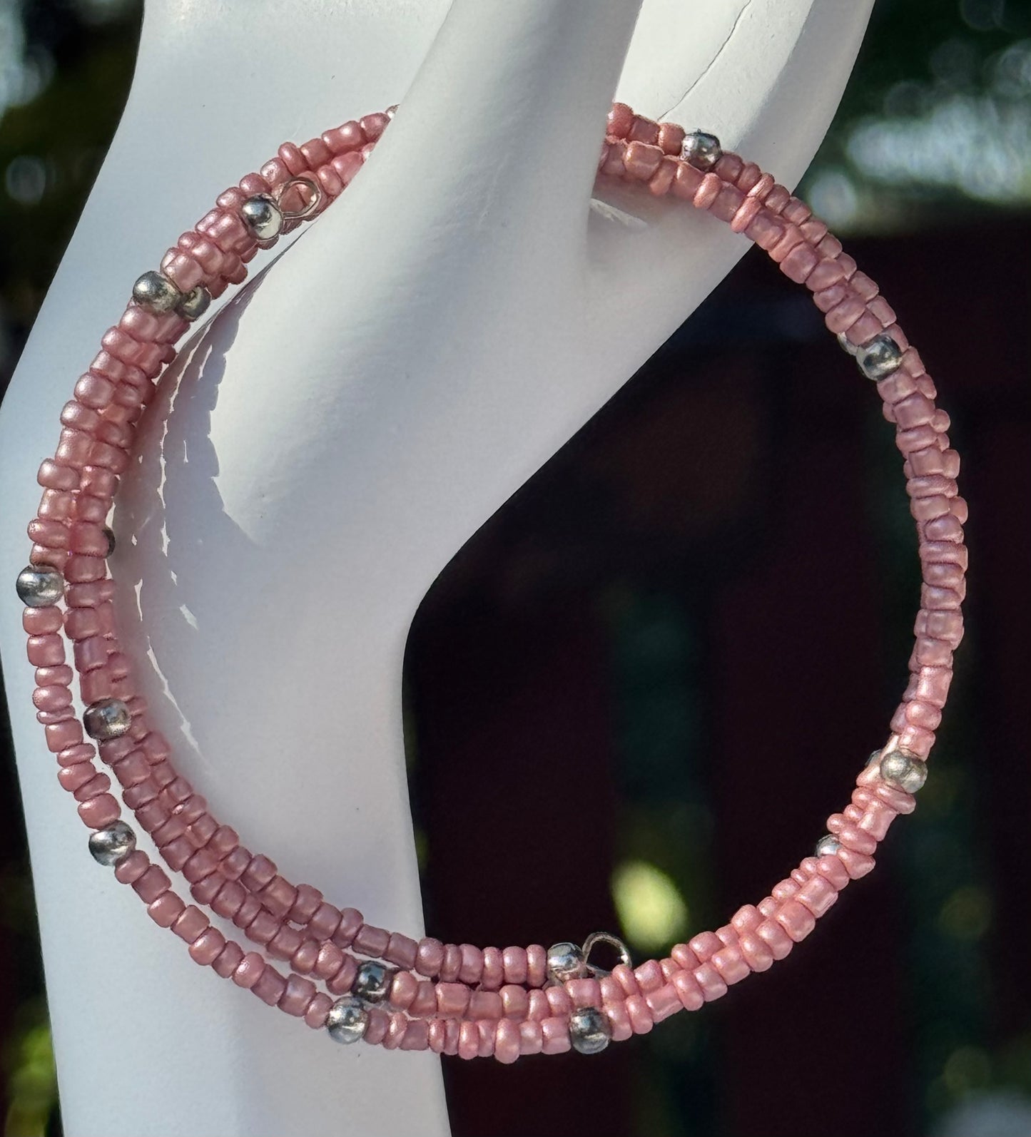 Bransoletka z drobnych koralików kolor łososiowy na drucie pamięciowym