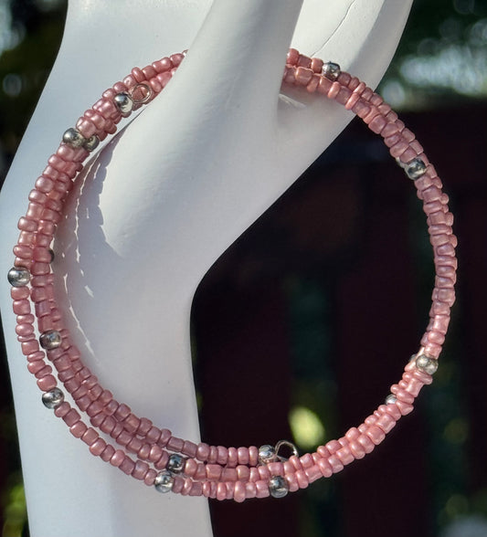 Bransoletka z drobnych koralików kolor łososiowy na drucie pamięciowym