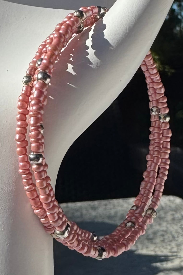 Bransoletka z drobnych koralików kolor łososiowy na drucie pamięciowym