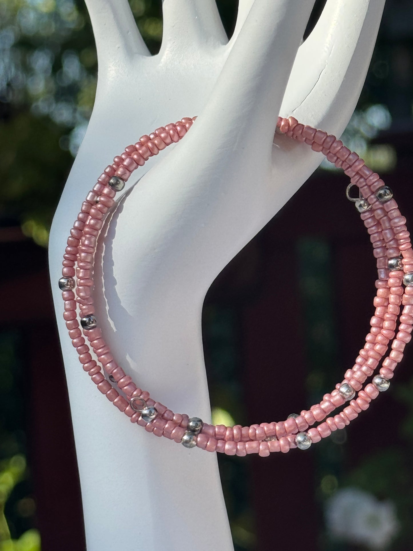 Bransoletka z drobnych koralików kolor łososiowy na drucie pamięciowym