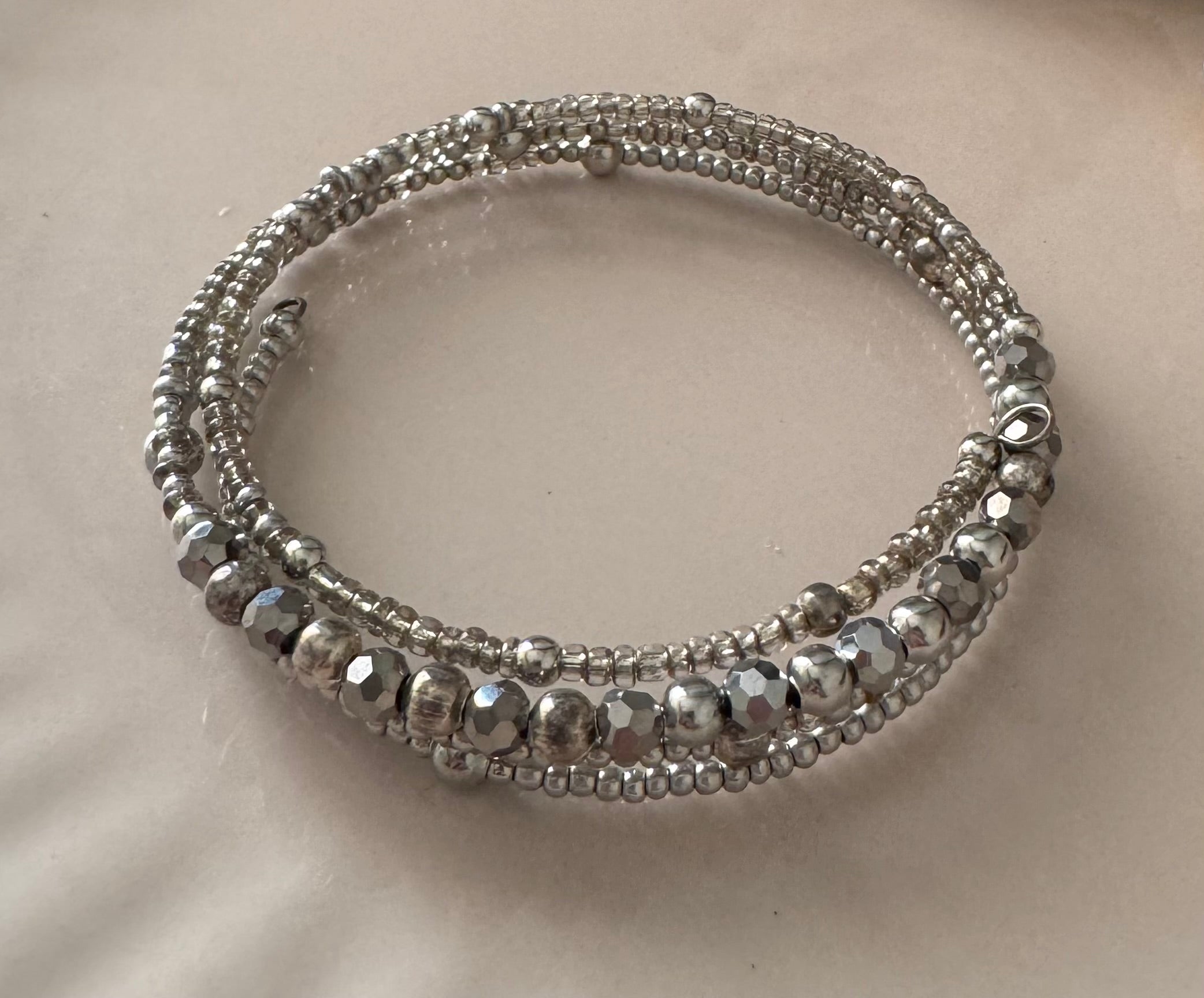 Bransoletka Whisper Collection No.18 – szarość & srebrny blask